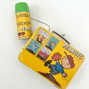 This Peanuts lunch box set of 2 Hallmark Keepsake Christmas